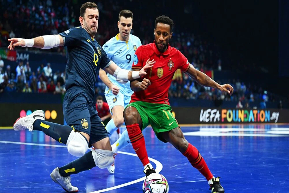 记者：球员间有梅西和德保罗这般挚友很棒，球队间有就很怪了